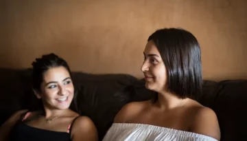 Ghizlan (rechts)Beeld Deborah Benzaquen